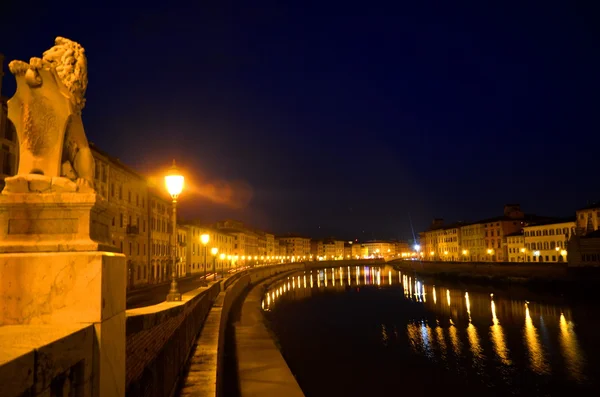 Moody night scene of Arno river in Pisa, Tuscany, Italy — 图库照片