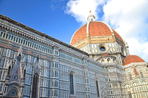 Imponujące marmurowe katedry santa maria del fiore we Florencji, Włochy — Zdjęcie stockowe
