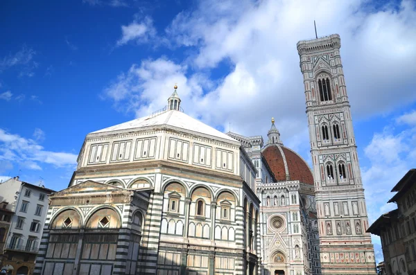 Působivé mramor slavné katedrály santa maria del fiore ve Florencii, Itálie — Stock fotografie