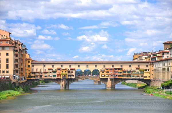 Pintoresca vista del colorido Ponte Vecchio sobre el río Arno en Florencia, Italia — Foto de Stock