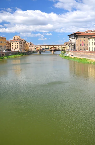 Malowniczy widok na kolorowy ponte vecchio nad rzeką arno we Florencji, Włochy — Zdjęcie stockowe