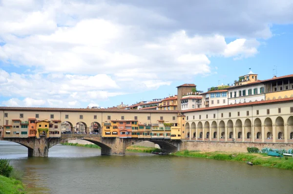 Festői kilátással a színes Ponte Vecchio Arno folyó, Firenze, Olaszország — Stock Fotó