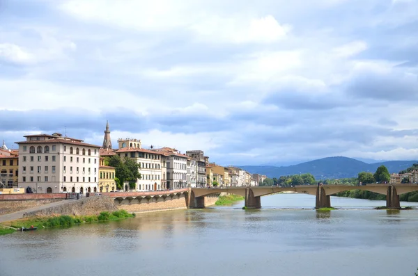 Krásný pohled na most alle grazie nad řeky arno ve Florencii, Itálie — Stock fotografie