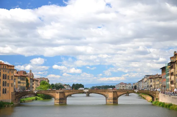 Vue pittoresque sur le pont S.Trinita sur la rivière Arno à Florence, Italie — Photo