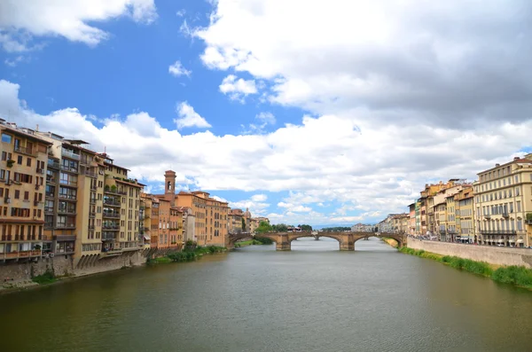 Pintoresca vista sobre el puente de S.Trinita sobre el río Arno en Florencia, Italia — Foto de Stock