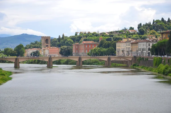 Pittoresk utsikt på bron alle grazie över floden arno i Florens, Italien — Stockfoto