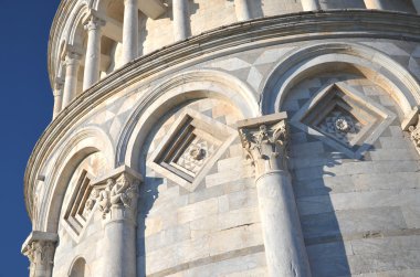 Pisa 'daki Mucizeler Meydanı' ndaki ünlü Eğik Kule, İtalya 'daki Toskana