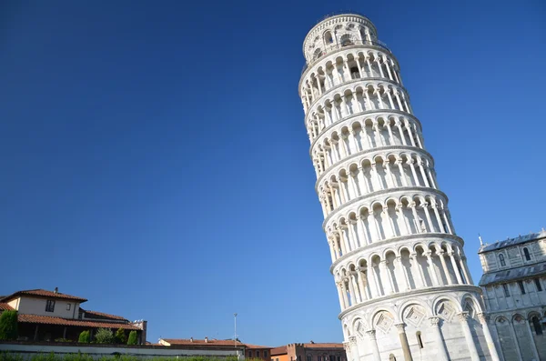 La famosa Torre Inclinada en la Plaza de los Milagros en Pisa, Toscana en Italia — Foto de Stock