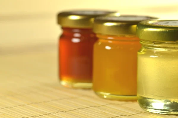 Různé sklenice plné čerstvých delicious medu — Stock fotografie