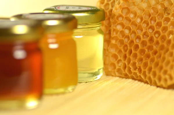 Variedade de jarros de mel delicioso fresco com favo de mel — Fotografia de Stock
