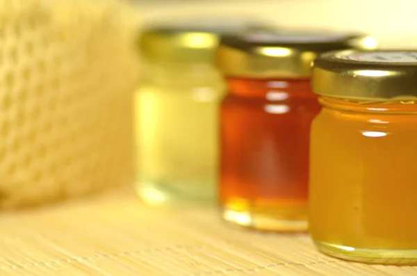 Variété de pots de miel frais délicieux avec nid d'abeille — Photo