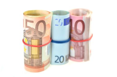 euro banknot üzerinde beyaz izole ve rulo