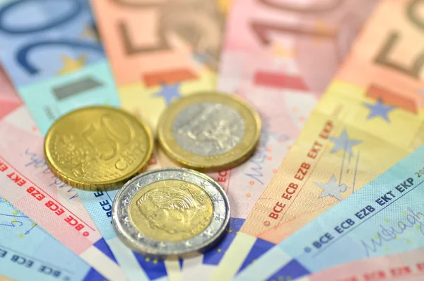 Verscheidenheid van euro-bankbiljetten en -munten — Stockfoto