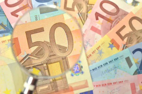 Euro-Banknoten unter Lupe — Stockfoto