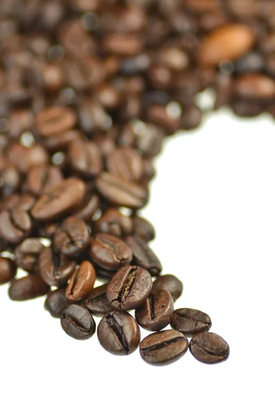 Granos de café tostados aislados sobre fondo blanco —  Fotos de Stock