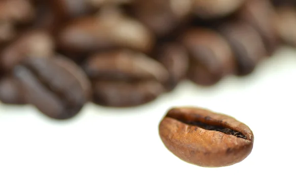 Rostade kaffebönor isolerad på vit bakgrund — Stockfoto