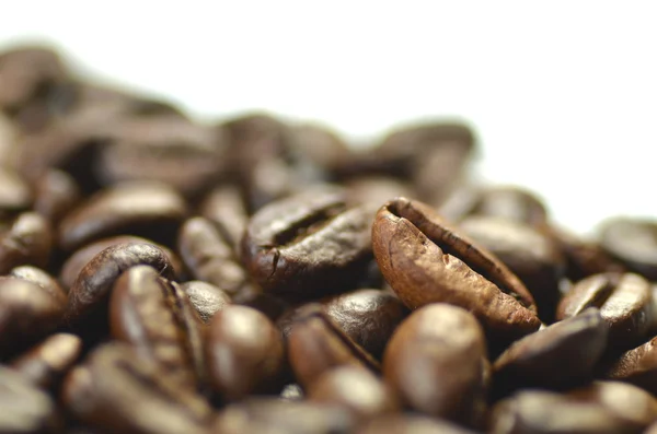 Rostade kaffebönor isolerad på vit bakgrund — Stockfoto