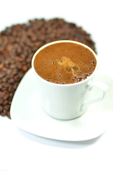 Eine Tasse voller leckerer Kaffee isoliert auf weißem Hintergrund — Stockfoto