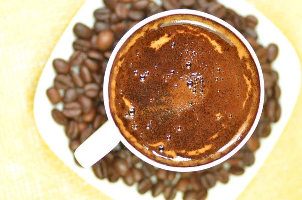 Pohár plný chutné kávy — Stock fotografie