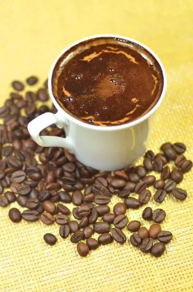 Pohár plný chutné kávy — Stock fotografie