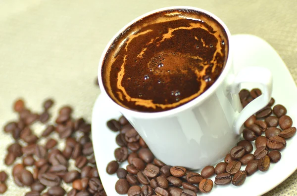 Puchar pełen smaczną kawą — Zdjęcie stockowe