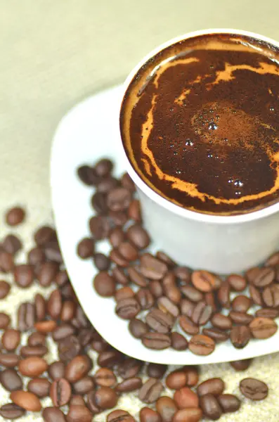 Eine Tasse voll leckeren Kaffees — Stockfoto
