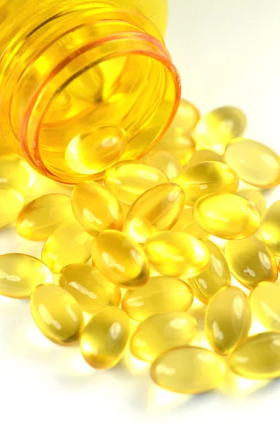 Beyaz arkaplanda balık yağı kapsülleri izole