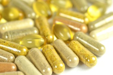 Bitkisel Kapsüller ve beyaz arka plan üzerinde izole balık yağı kapsülleri