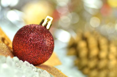 Renkli Noel top ve bokeh arka plan christmas dekorasyon