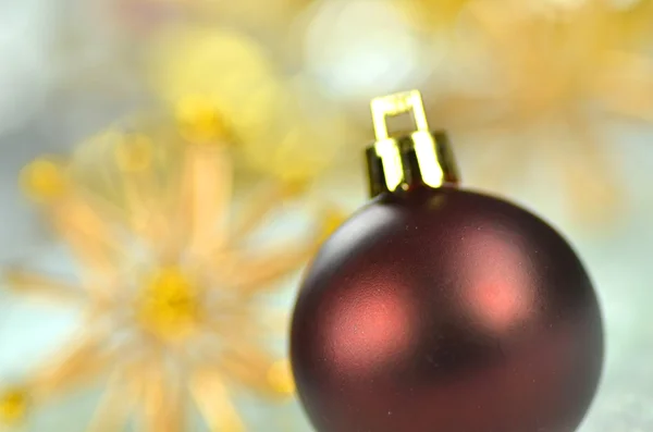 Décoration de Noël, boule de Noël colorée et fond bokeh — Photo