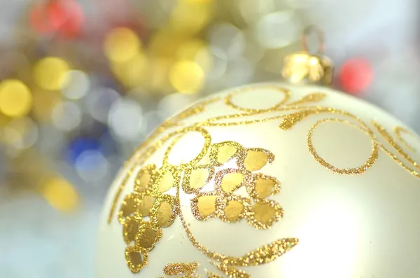 Decoración de Navidad, bola de Navidad de colores y fondo bokeh — Foto de Stock