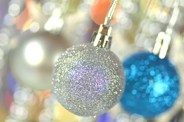 Decoração de carnaval, bolas coloridas no fundo bokeh — Fotografia de Stock