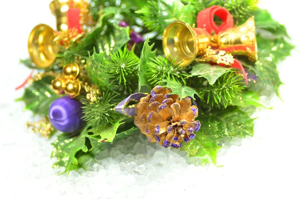 Decoración de Navidad, corona de Navidad en la superficie helada —  Fotos de Stock