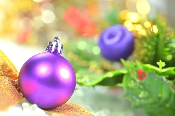 Kerstdecoratie, gekleurde Kerstmis bal en bokeh achtergrond — Stockfoto