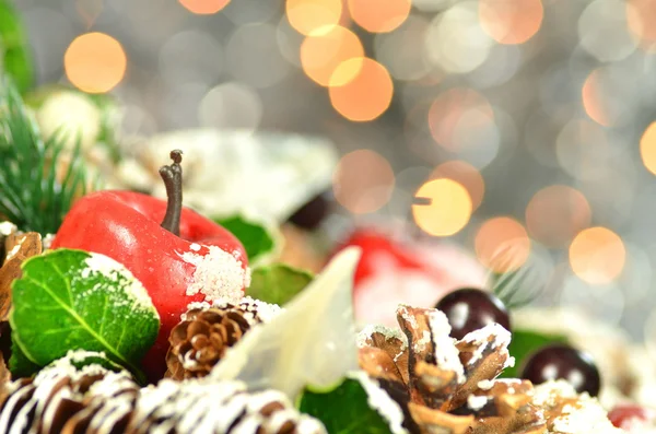 Weihnachtsdekoration, Weihnachtskranz aus Zapfen auf Bokeh-Hintergrund — Stockfoto