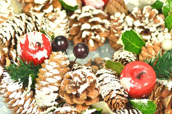 Decoração de Natal, grinalda de Natal feita de cones — Fotografia de Stock