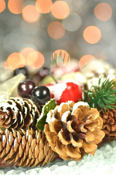 Décoration de Noël, couronne de Noël en cônes sur fond bokeh — Photo
