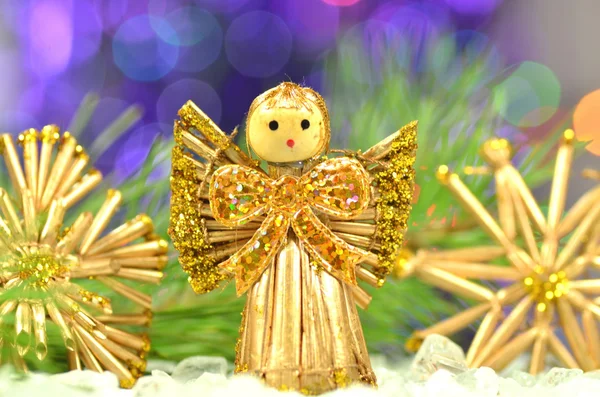 クリスマスの飾り、天使のわらとボケの背景から成っています。 — ストック写真