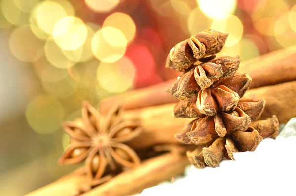 Święta Bożego Narodzenia, laski cynamonu, gwiazdki anyżu na tle bokeh — Zdjęcie stockowe