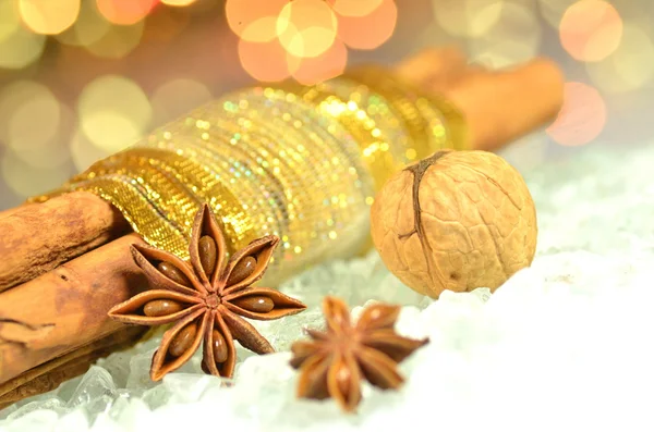 Noel baharat, tarçın, yıldız anason ve bokeh arka plan üzerinde ceviz — Stok fotoğraf