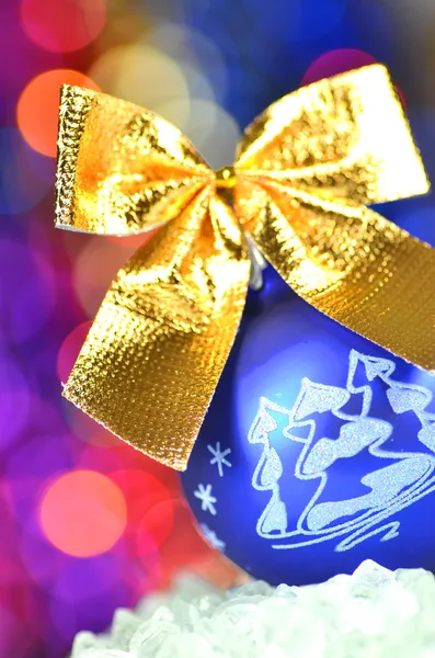 Décoration de Noël, boule de Noël bleue avec arc doré en fond bokeh — Photo