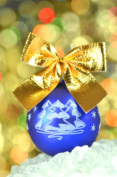 Decoración de Navidad, bola azul de Navidad con lazo dorado en fondo bokeh — Foto de Stock