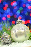 Vánoční dekorace, stříbrná vánoční koule pozadí bokeh