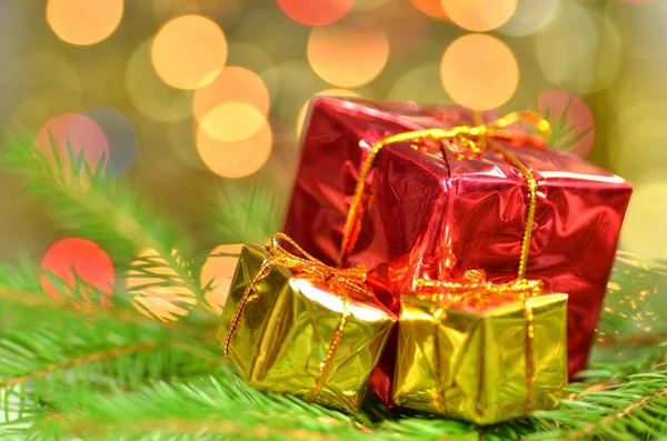 Weihnachtsdekoration, Weihnachtsgeschenke vor Bokeh-Hintergrund — Stockfoto