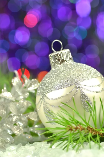 Jul dekoration, silver jul bollen mot bokeh bakgrund — Stockfoto