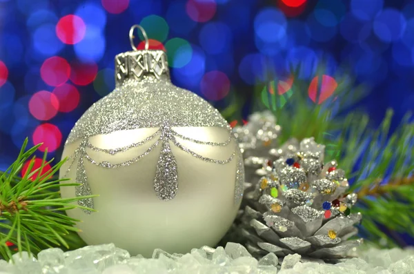 Décoration de Noël, boule de Noël en argent sur fond bokeh — Photo