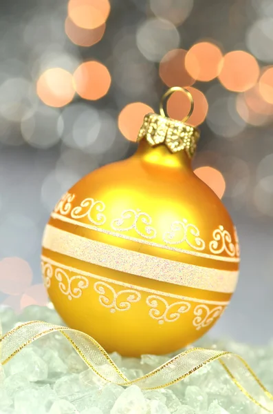 Christmas decoration, golden Christmas ball against bokeh background — Stock Photo, Image