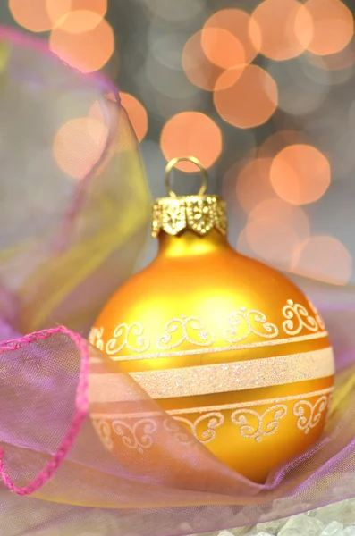 Christmas decoration, golden Christmas ball against bokeh background — Stock Photo, Image