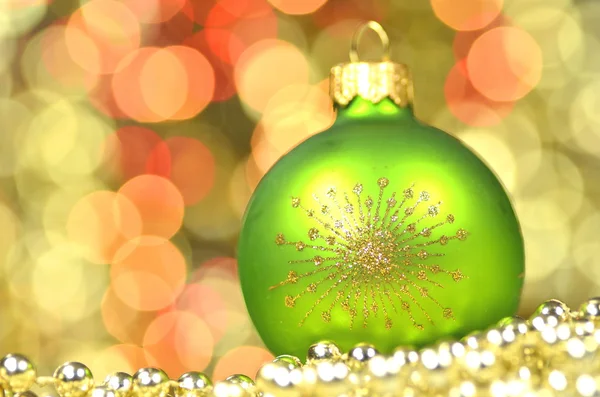 Kerstmis decoratie, groene kerst bal tegen bokeh achtergrond — Stockfoto