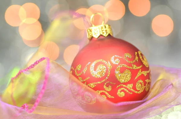 Decoração de Natal, bola de Natal contra fundo bokeh — Fotografia de Stock